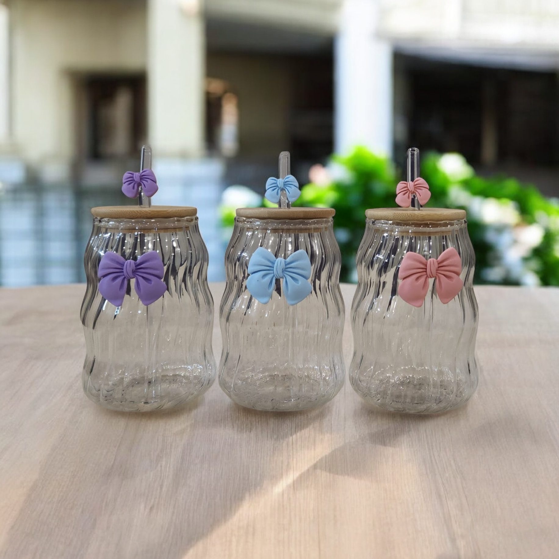 Wave-shaped bow glass sipper